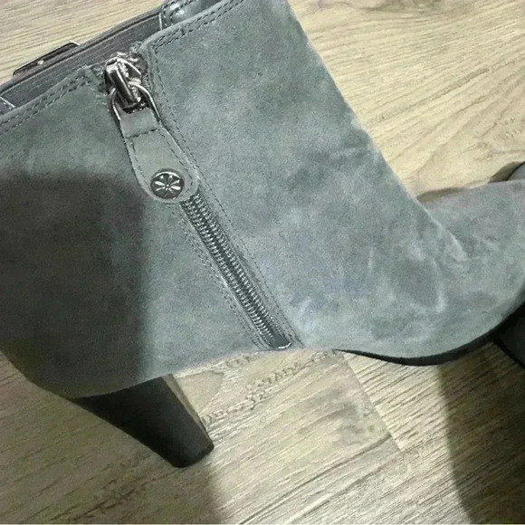 Isaac Mizrahi Ankle Boot Womens Size 8.5 US Gray Faux Suede Bootie Size Zip - Picture 4 of 8